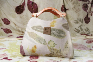 Tas Sutera Ecoprint dengan Gagang Kayu