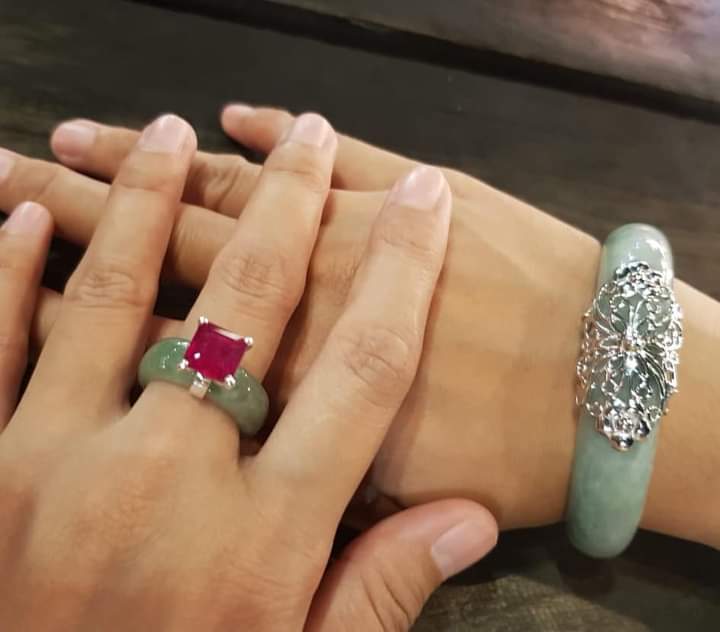 Cincin giok dan permata ruby