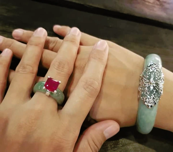 Cincin giok dan permata ruby