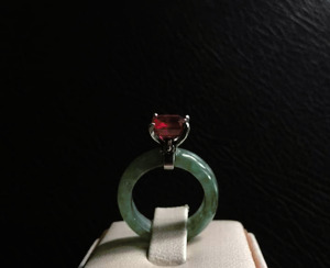 Cincin giok dan permata ruby