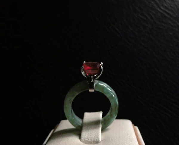Cincin giok dan permata ruby