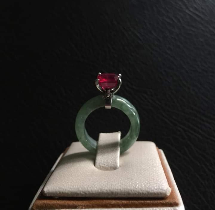 Cincin giok dan permata ruby kotak