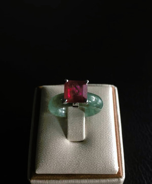 Cincin giok dan permata ruby kotak