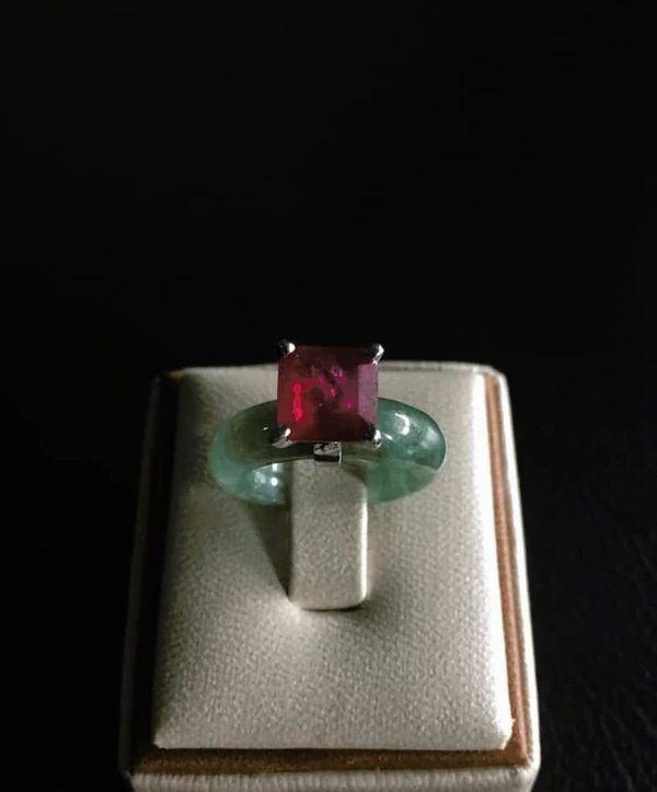 Cincin giok dan permata ruby kotak