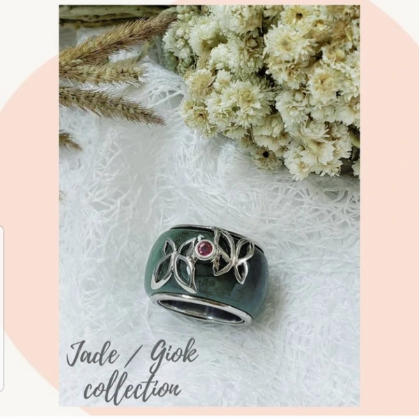 Cincin giok perak kupu-kupu