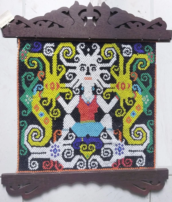 Hiasan Dinding Manik Ethnic Dayak