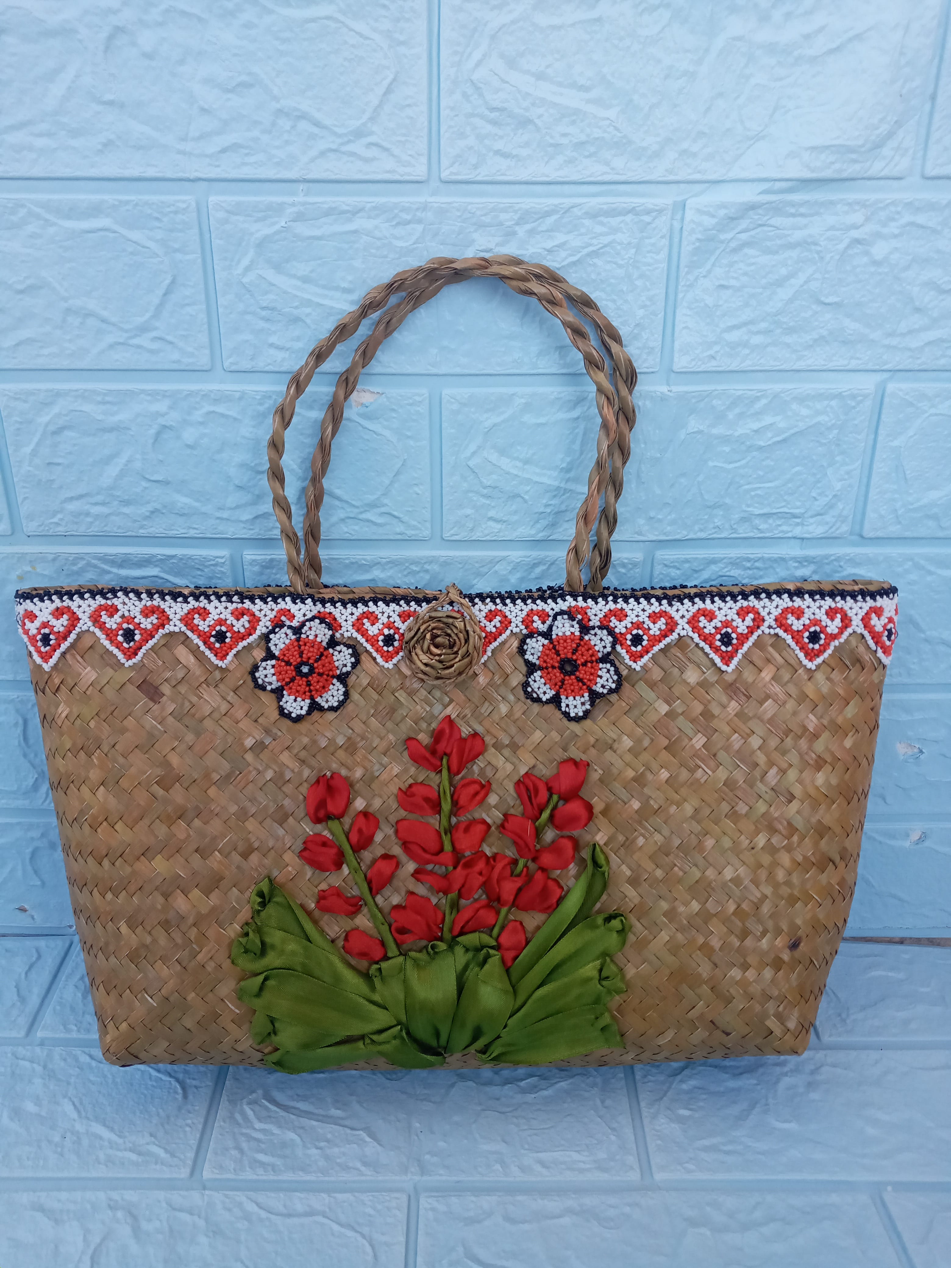 Tas Purun Sulam Pita Motif Bunga Merah