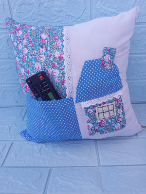 Bantal Remote Persegi Biru motif rumah