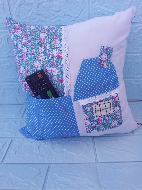 Bantal Remote Persegi Biru motif rumah