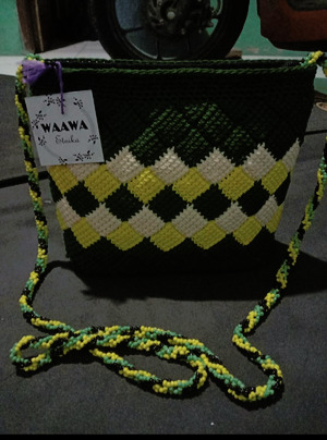 Tas rajut tali manik selempang