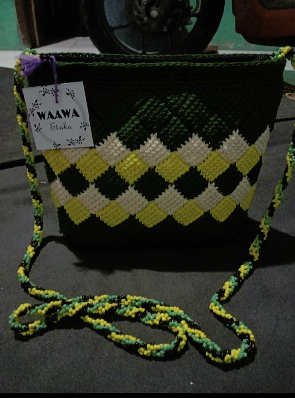 Tas rajut tali manik selempang