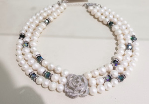 kalung mutiara 3 layer mawar