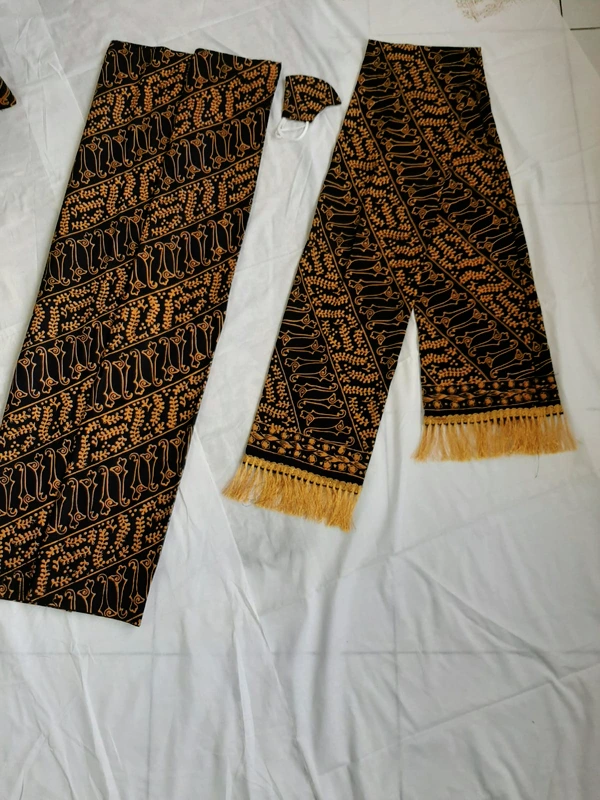 Selendang  dan kain batik