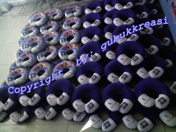 Souvenir Promosi Bantal Leher Full
