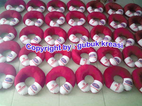 Souvenir Promosi Bantal Leher ujung