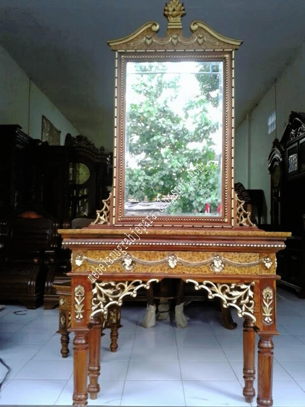 Meja Rias Konsul