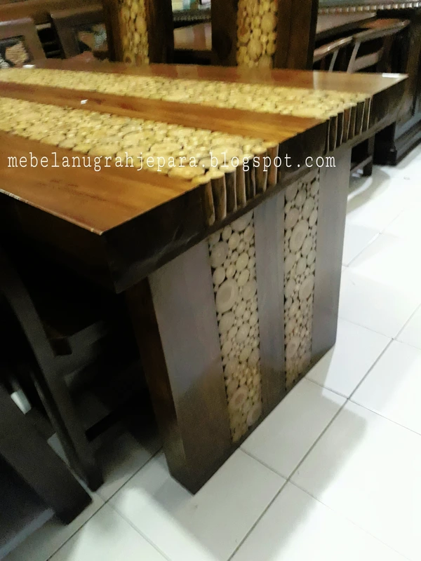 Meja Makan Koin