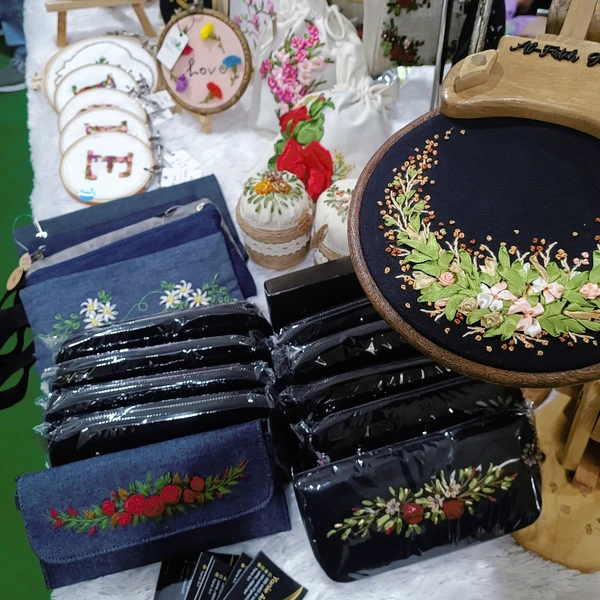 Dompet kipas sulam pita
