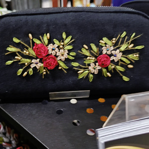 Dompet kipas sulam pita