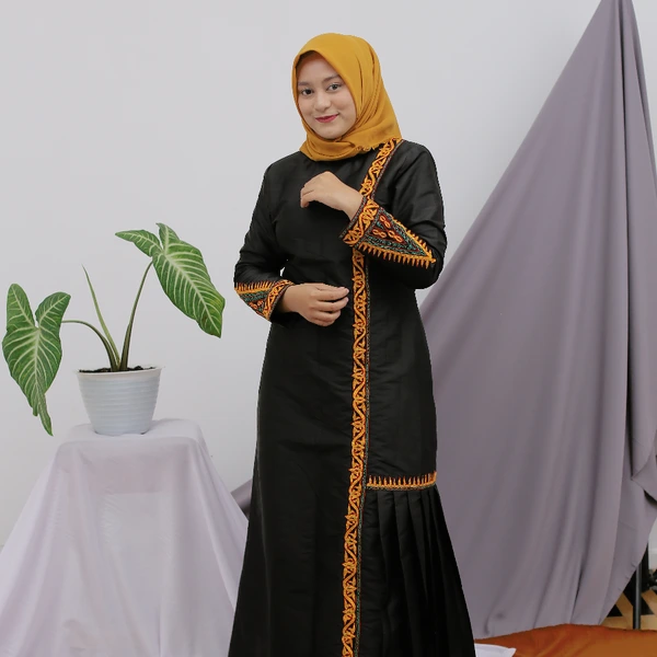 Putri Pucoek Reubong Dress