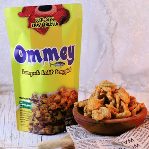OMMEY PEDAS 85gr - KERUPUK KULIT IKAN TENGGIRI