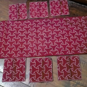 Taplak Meja Tamu Sulam Maroon