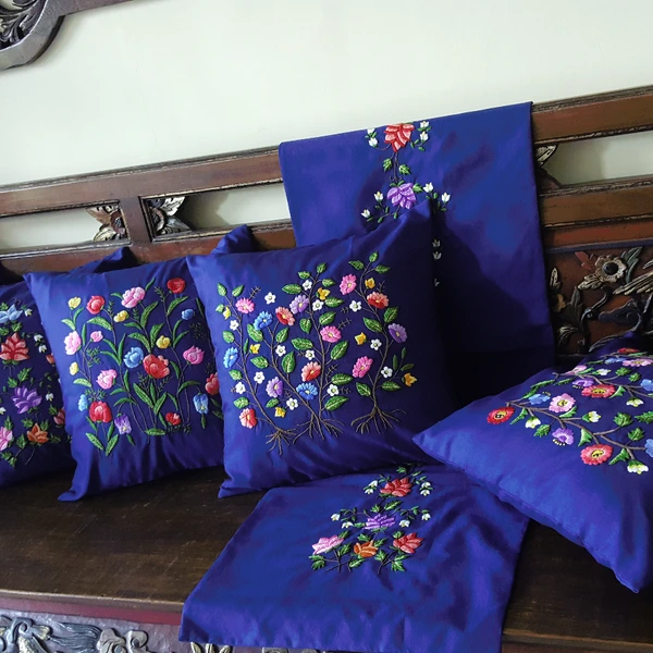 Runner Meja Tamu dan Sarung Bantal Sulam (PRE-ORDER)