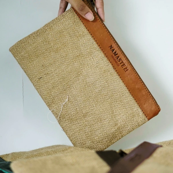 CAROLINE POUCH