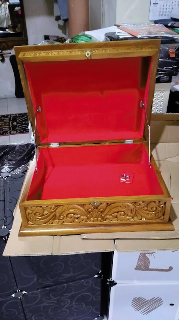 Kotak kayu jati tempat bendera