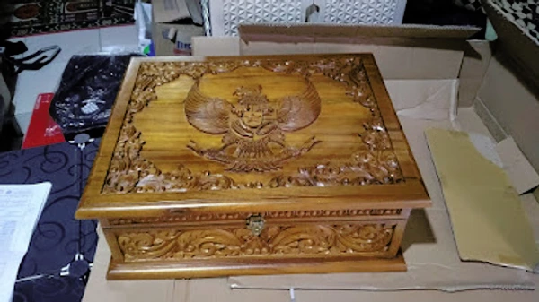 Kotak kayu jati tempat bendera