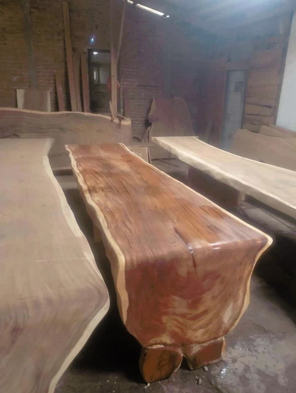 Meja L atau Curve Table