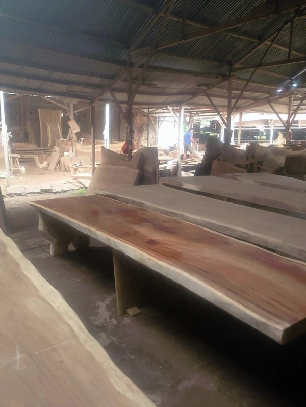 Meja L atau Curve Table