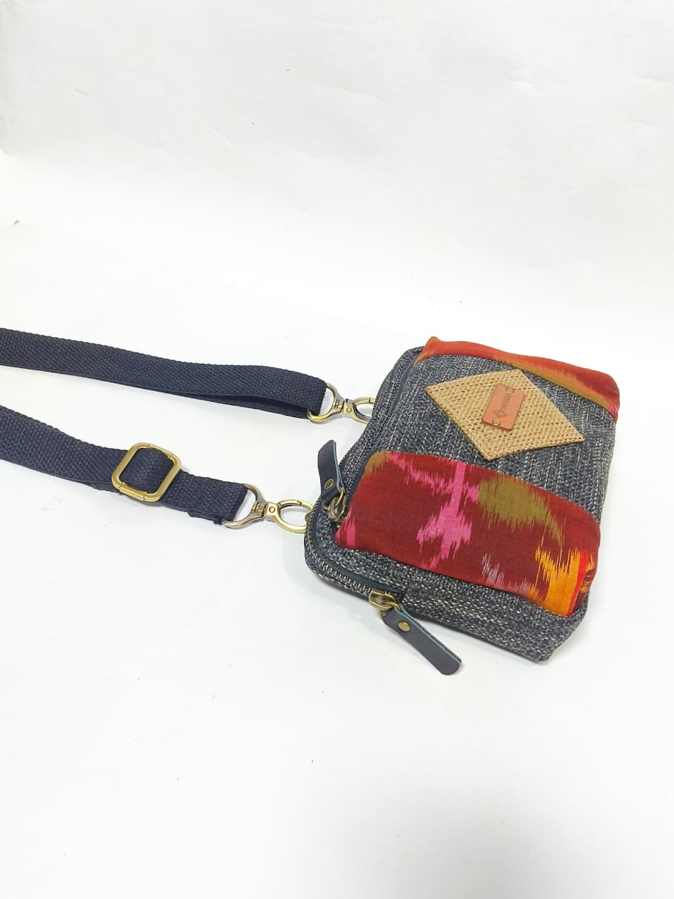 UWAISGEN Tas Selempang Wanita Goni Endek Etnik Bali Handmade Viktoria Slingbag