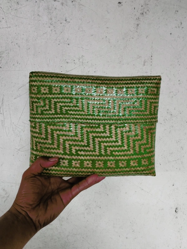pouch anyaman bambu
