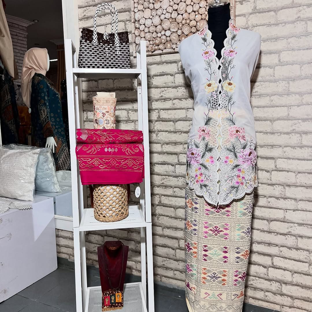 Bahan Kebaya Bordir by Faiza Bodir