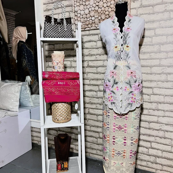 Bahan Kebaya Bordir by Faiza Bodir