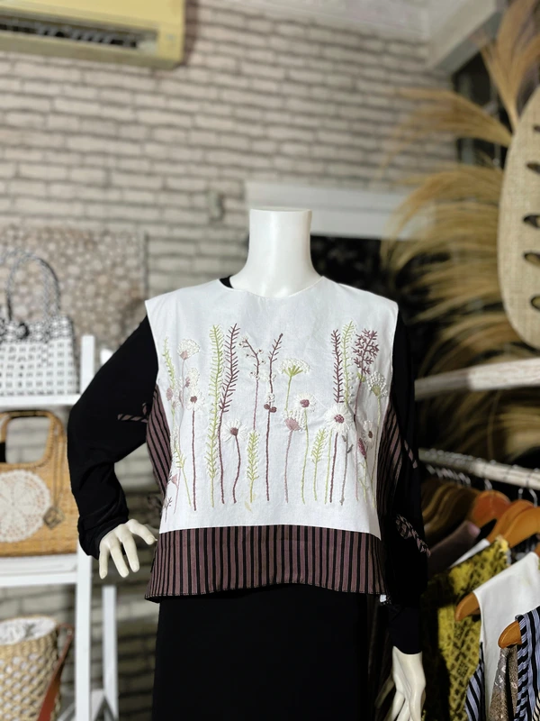 Vest Etnic Crop Kombinasi Bordir Ekslusif Tradisional Handmade Dengan Tenun dan Lurik 4