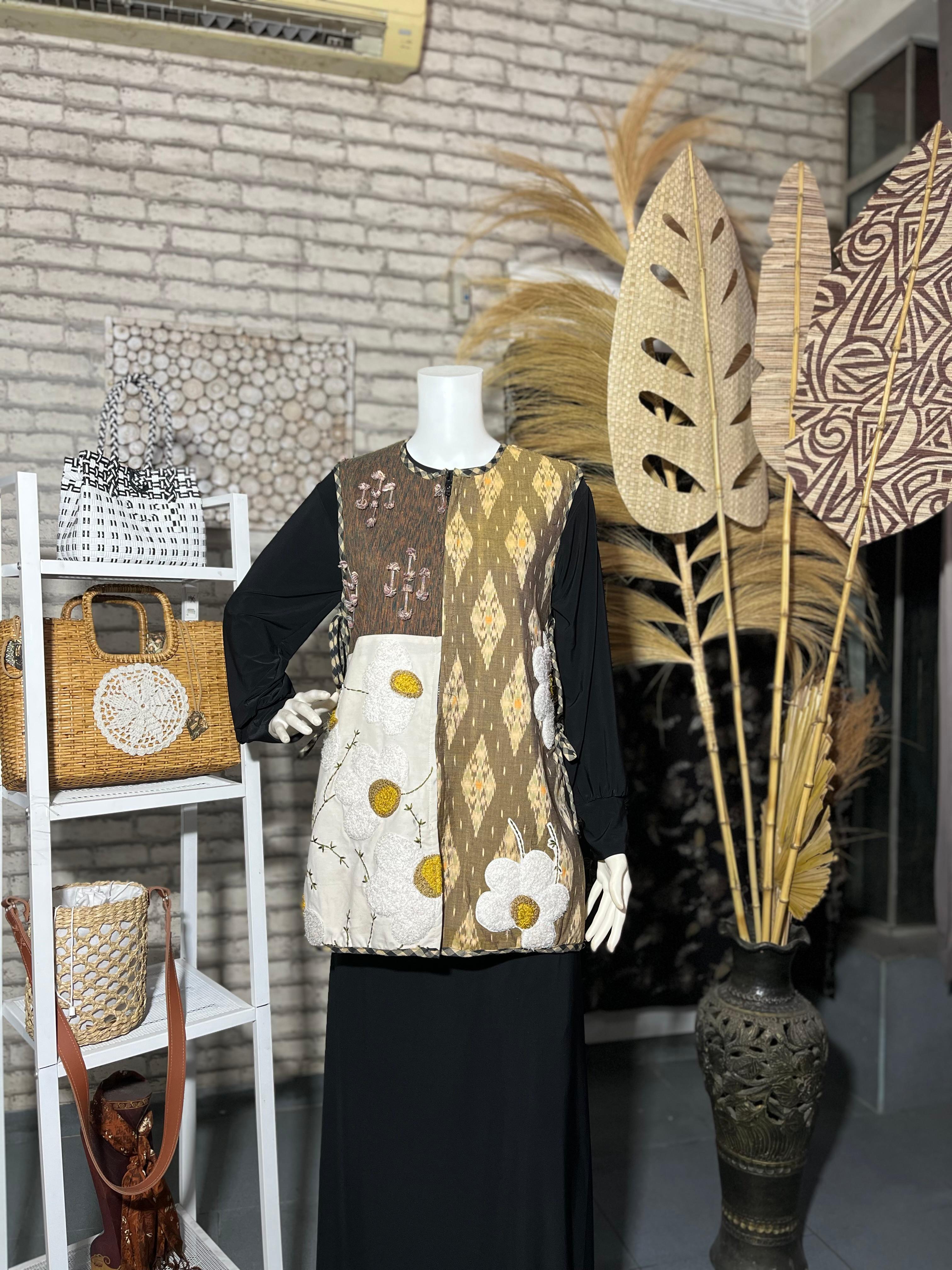 Vest Etnic Kombinasi Bordir Ekslusif Tradisional Handmade dengan Tenun dan Lurik 1