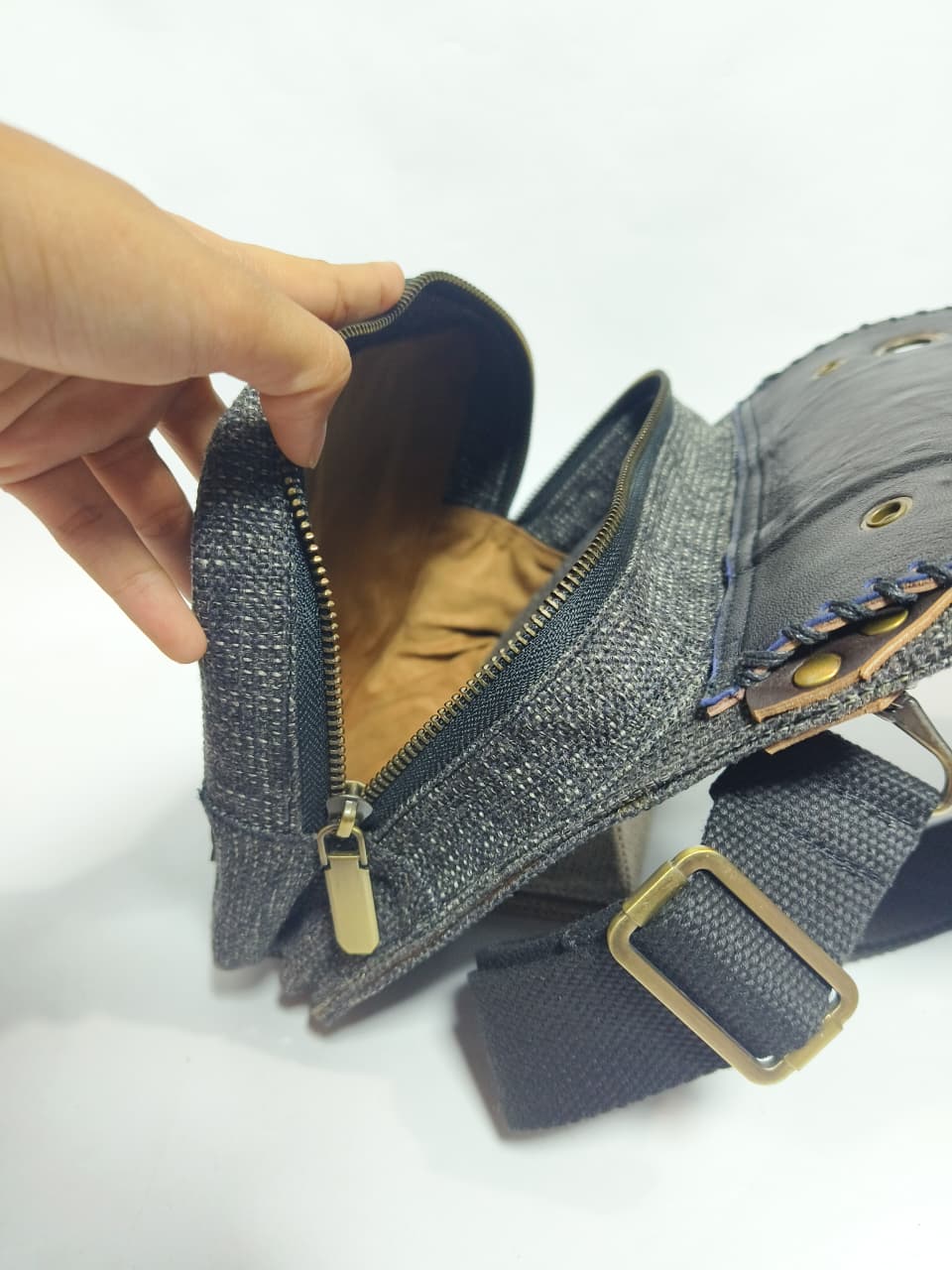 UwaisGen Tas Selempang Pria Goni Tas Selempang Kulit Asli Boho Lucian Bag