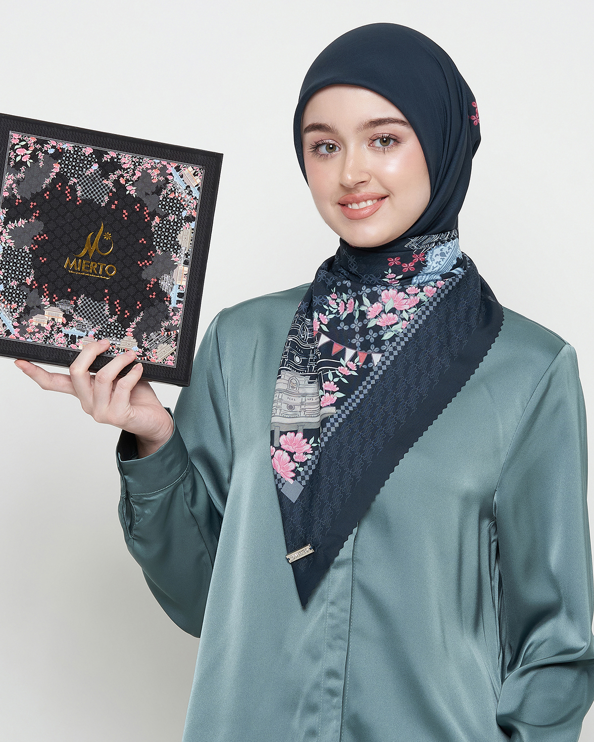 MIERTO Scarves Surakarta Series Hijab Etnik Klasik-Modern Ultrafine Premium Voile 115cm x 115cm Motif Batik Parang Elegan untuk Acara Formal & Kasual
