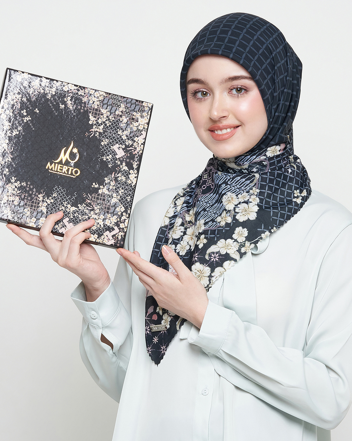 MIERTO Hijab Batik Segi Empat Etnik Modern Sekar Jagat Elegance Series HJB11 Ultrafine Premium Voile Motif Klasik Megah Ringan Nyaman Tampil Anggun Berbudaya