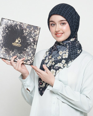MIERTO Hijab Batik Segi Empat Etnik Modern Sekar Jagat Elegance Series HJB11 Ultrafine Premium Voile Motif Klasik Megah Ringan Nyaman Tampil Anggun Berbudaya