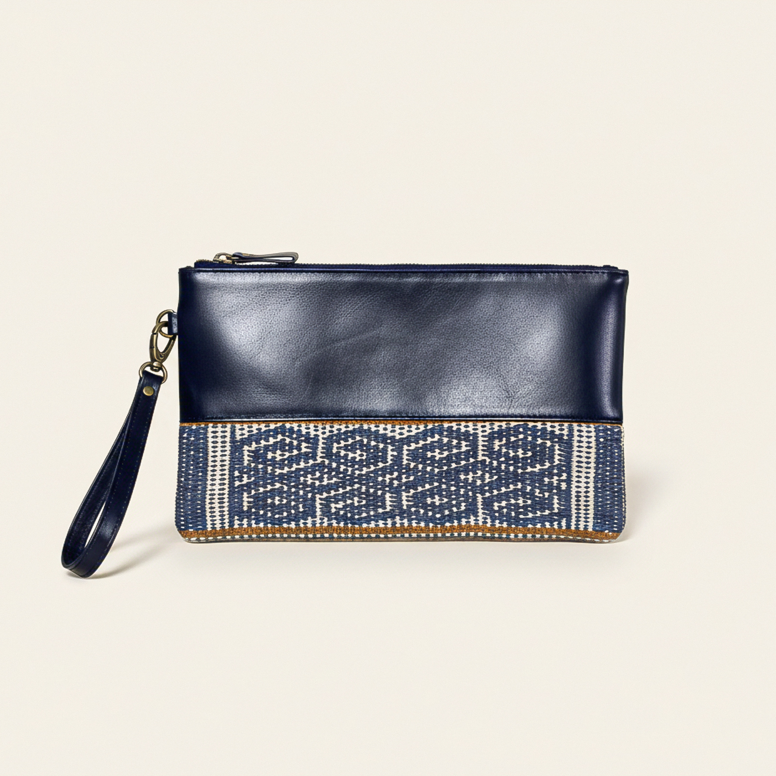 KAINNESIA Sekar Clutch - Tenun Kulit Sapi Asli