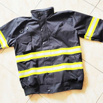 OTRAHUM Black Edition Jaket Bomber Safety Hi-Vis High Visibility Reflectif Scothlite Hifiz Bahan Taslan Waterproof Windproof untuk Tambang Mining Engineer Teknisi Tentara Security Tactical Steward Patwal Riding