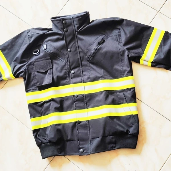 OTRAHUM Black Edition Jaket Bomber Safety Hi-Vis High Visibility Reflectif Scothlite Hifiz Bahan Taslan Waterproof Windproof untuk Tambang Mining Engineer Teknisi Tentara Security Tactical Steward Patwal Riding