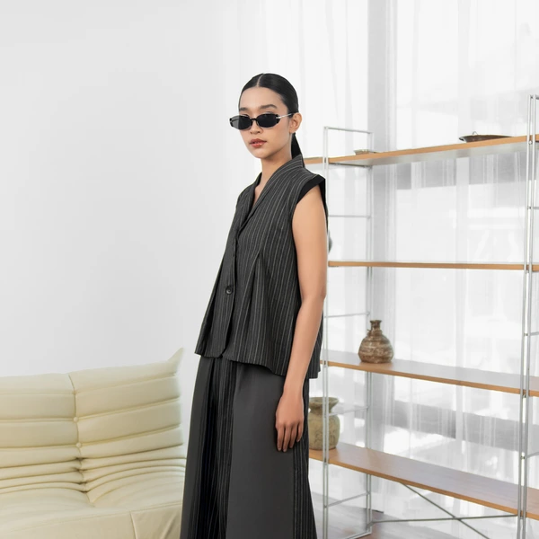 Sae. Rhea Vest Dark Grey Pinstripe - Vest Wanita Premium Tanpa Lengan - Office Look Smart Casual SM - LXL