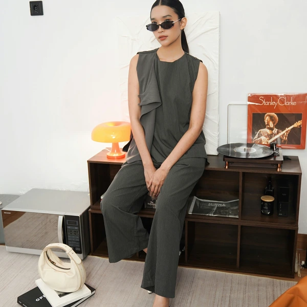 Sae. Harper Pants Dark Charcoal Grey Pinstripe - Celana Straight Fit Wanita - Celana Smart Casual S/M- L/XL