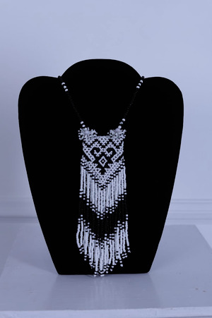 Kalung manik motif dayak