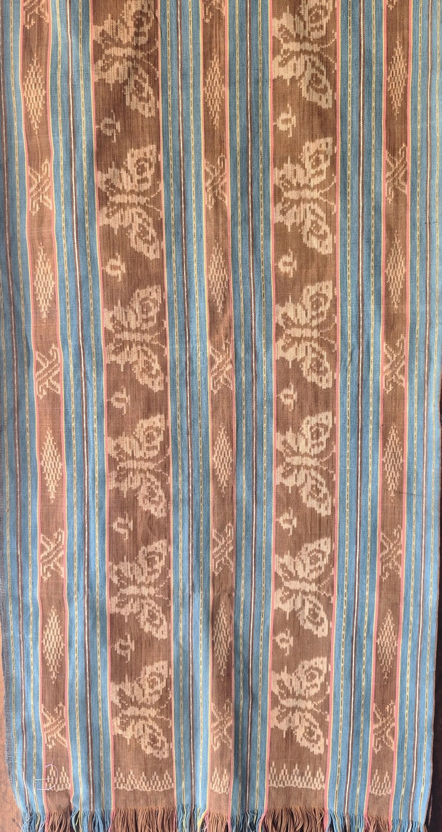 Kain tenun ikat warna alami motif kupu kupu