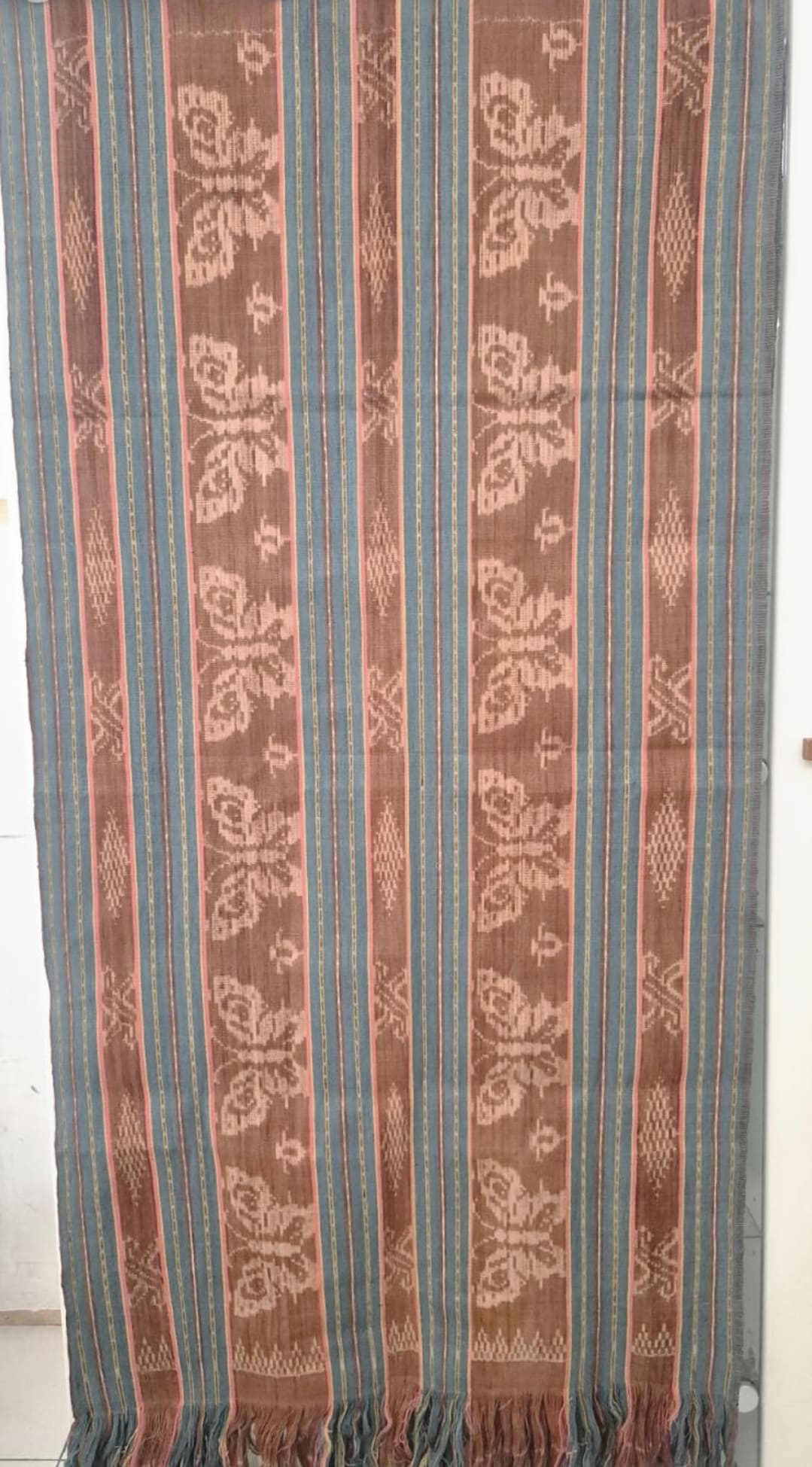 Kain tenun ikat warna alami motif kupu kupu